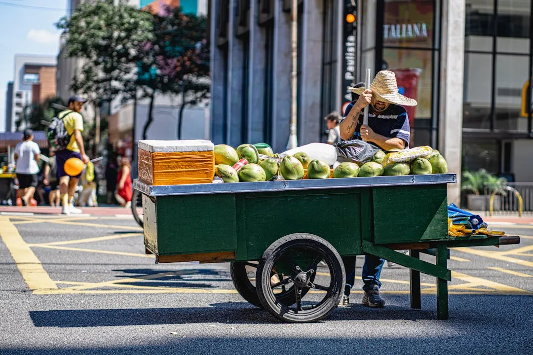 fotografia de rua. Vendedor ambulante com seu carrinho de coco na Avenida Paulista